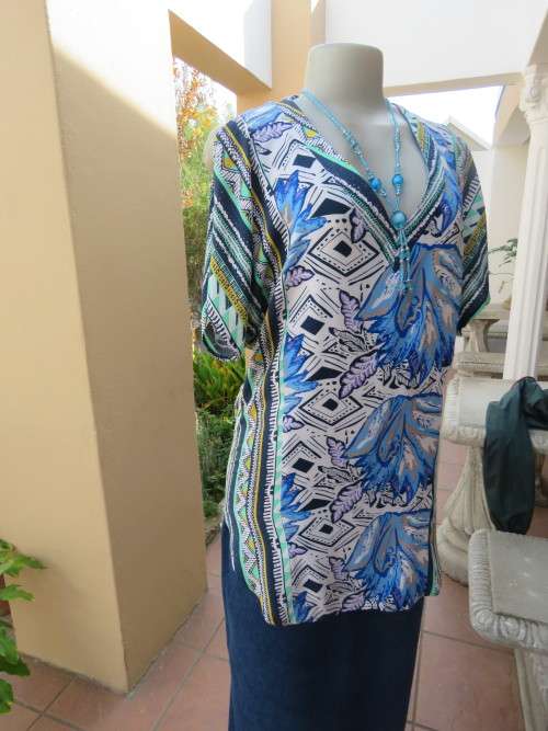 Fabulous colourful long 100% viscose top with low V-front.Size 32/8 by `OAKRIDGE`.As new.