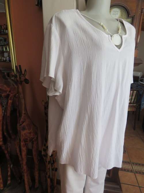 All in white!!Throw over top in creased polyester.Size 52/28 by 'DONNA CLAIRE'.As new.