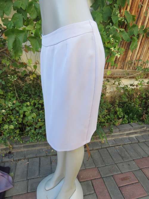 High quality knee length pencil skirt in pale lilac by `TRUWORTHS` in size 38/14.New condition.