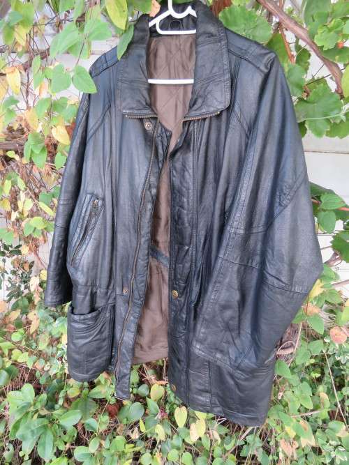 Top of the range black genuine leather jacket.Size XL.Chest 126 cm.Two inside pockets. German make.