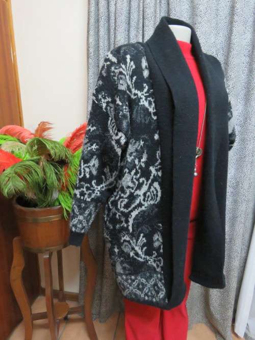 High quality knitted bulky jacket in grey,black and white.Size 42/18 by 'EXCLUSIVE IMPORT'.As new.
