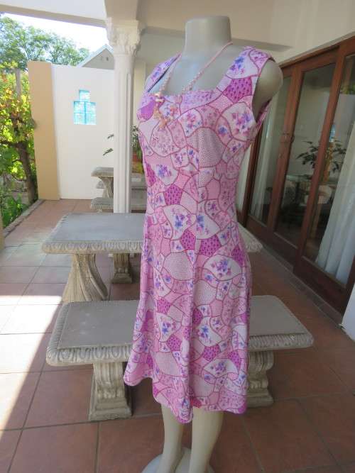 Pretty lilac and pink patterned sleeveless dress with square neckline.Size 34/10.Good cond.