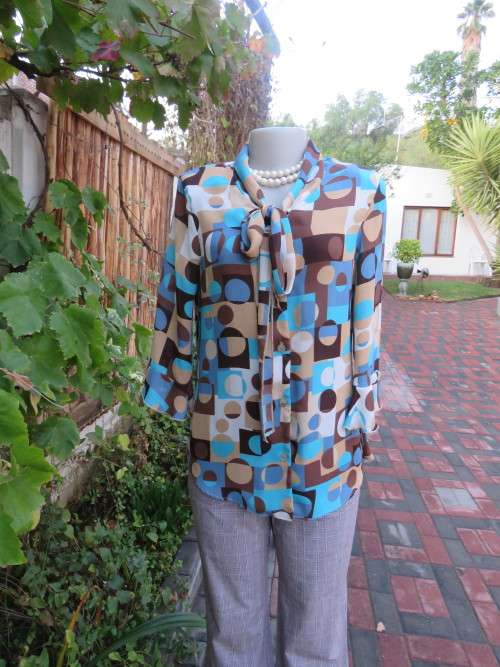 Fabulous  LADY TREVUCCI top in beige,blue and brown circles and squares.Size 34/10.As new.