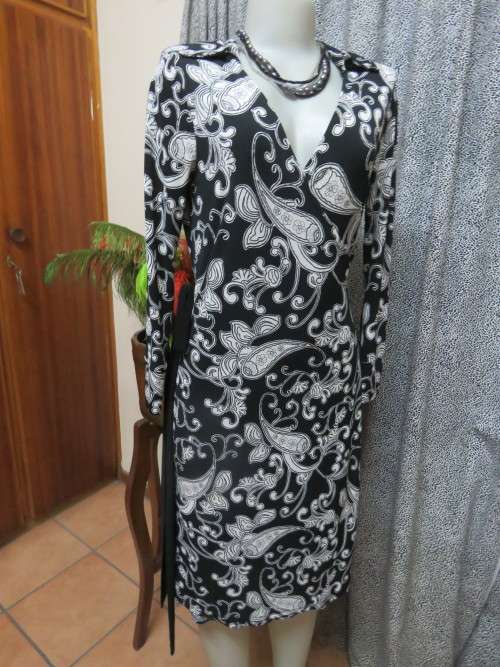 Amazing monochrome dress patterned in paisley design.Size 35/11  by 'RUBBER DUCHY'.New condition.