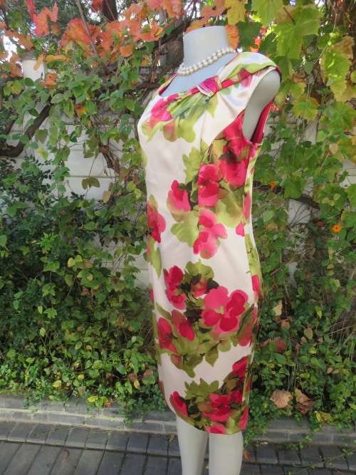 Get noticed in this bold floral print dress with cream background.Size 36/12 by 'EVAN PICONE'.As new