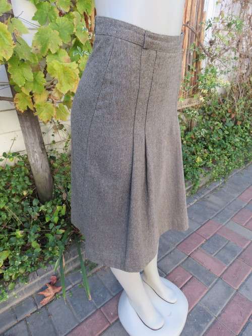 Tweed A-line vintage skirt in beige and olive green.Size 30/6 by 'FOSCHINI'.Good condition.