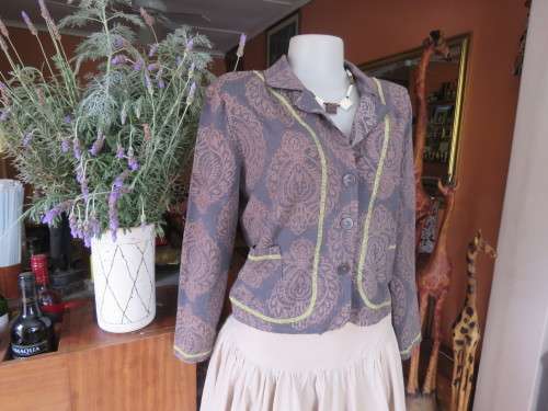 Short jacket in brown with light brown pattern in size 36/12 by 'WELITNE'.Good for casual wear.