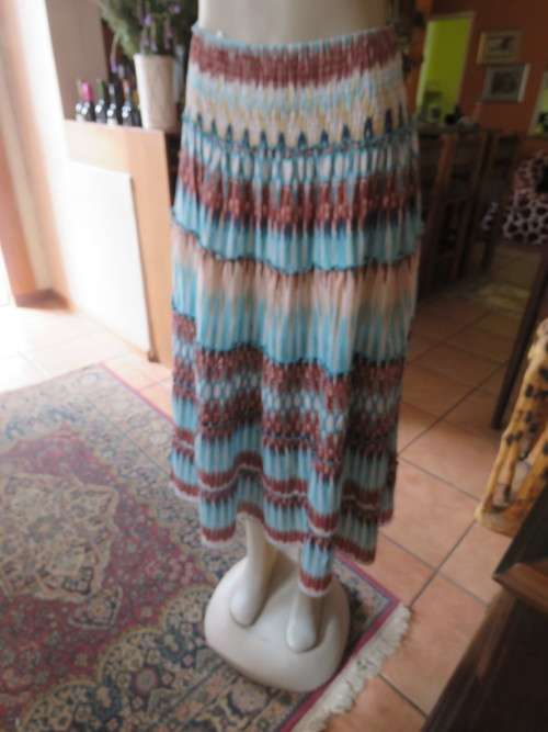 Chic tiered polycotton skirt with wide elasticated waist.Size 36/12 by 'KELSO'.Good condition.
