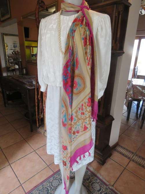 Amazing high quality square stole in vanilla colour in size 109 x 116 cm.In polyester/viscose.As new