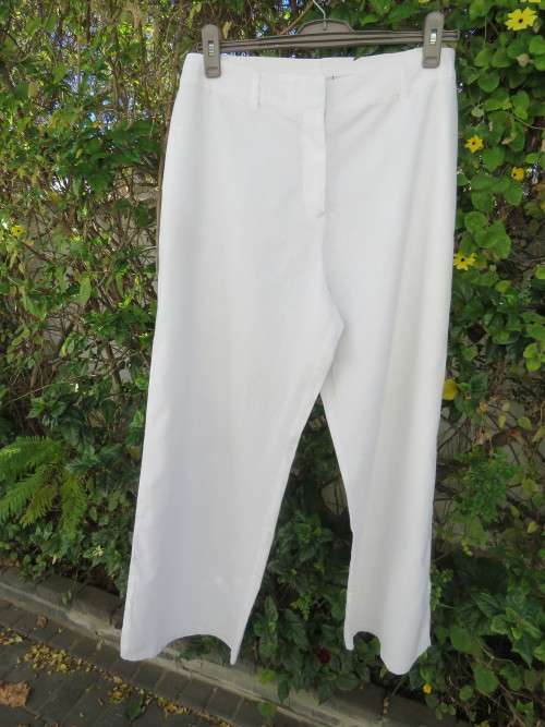 Cool white pants by 'DONNA CLAIRE' in blend of linen and cotton.Size 44/20.Used condition.