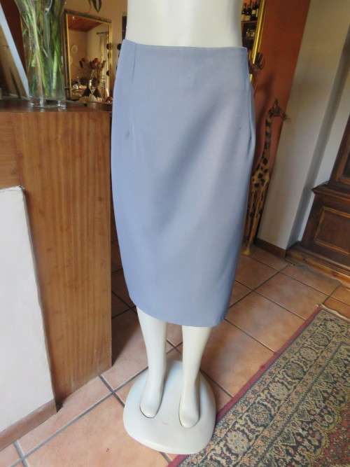 Boutique made bandless grey pencil skirt in size 42/18.In 100% heavy polyester fabric.New cond.