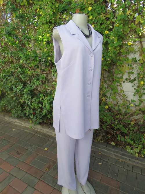 Fabulous 2 piece pant suit by 'FOSCHINI' in size 38/14.In heavy polyester fabric.New cond.