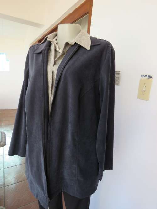 Fabulous 'DONNA CLAIRE' zip up jacket in suede look.Size 42/18 in stretch polyester.New cond.