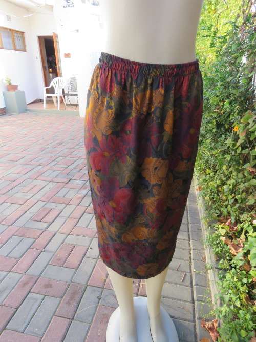 Brocade pencil style skirt with elasticated waist.Size 36/12 with paisley pattern.As new.