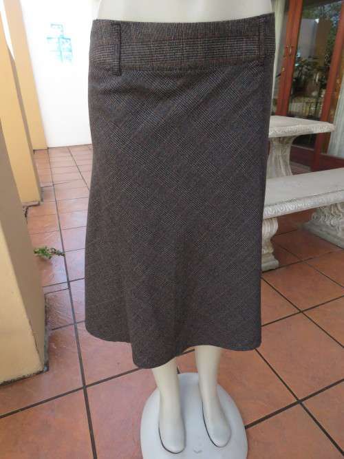 Stylish A-line paneled skirt by `MILADY`S` in size 36/12.In black,grey and camel check.New cond.