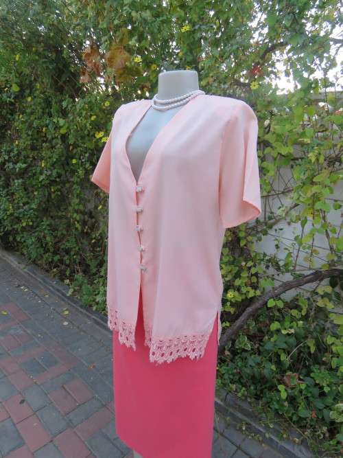 Soft apricot colour top with V-front by`TARILEE` size 40/16.In polyester/rayon.Wide lace seam.As new