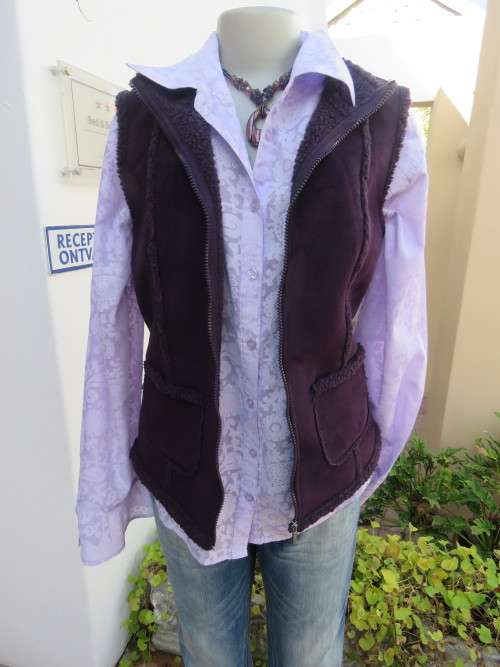 Waistcoat in dark purple with suede look.Size 36/12 by `WOOLWORTHS`.High collar.As new.