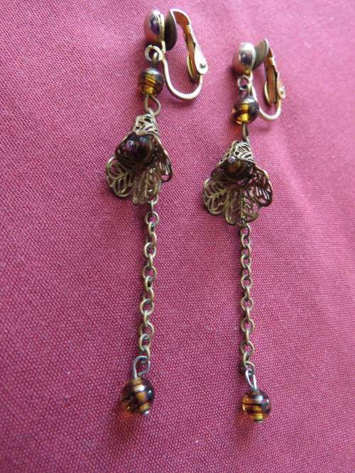Pair of hanging vintage clip on earrings in gold tone with 3 small beads.Good cond.