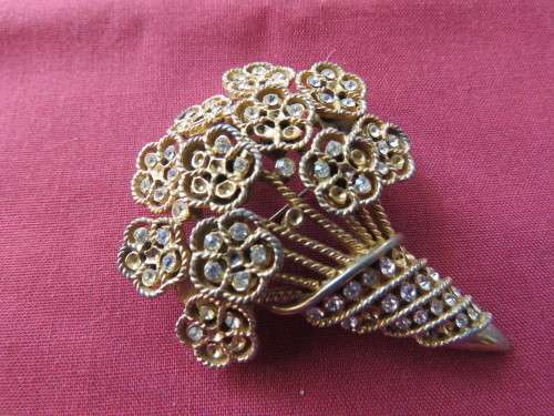 Dramatic vintage gold toned brooch in bouquet design with faux diamond stones.Good cond.