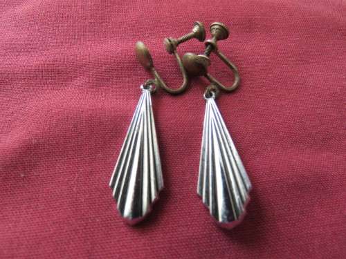 Pair of vintage screw-on earrings in silver tone.Still in good cond.