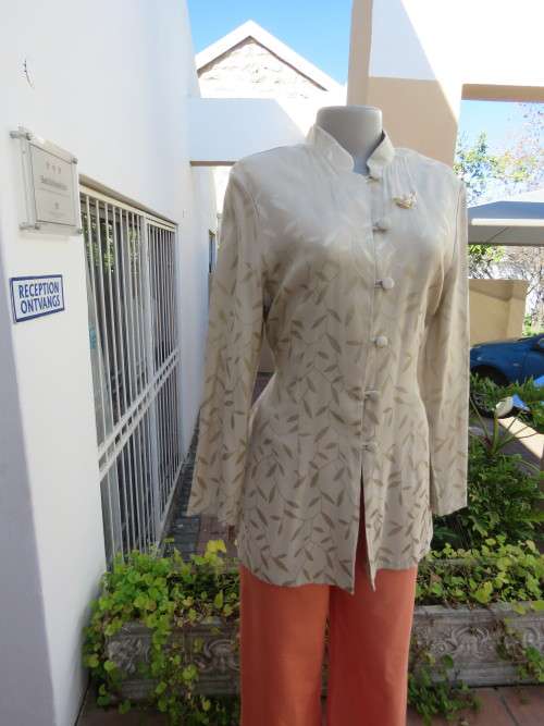 Classy tailored jacket in rich cream colour by 'KELSO' in 34/10.High chinese style collar.As new.