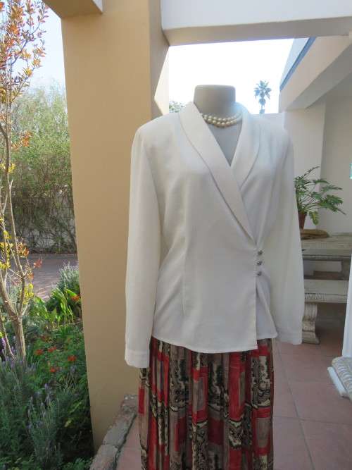 Marvelous rich cream long sleeve top in 100% polyester.By 'WOOLWORTHS' in 36/12.New cond.