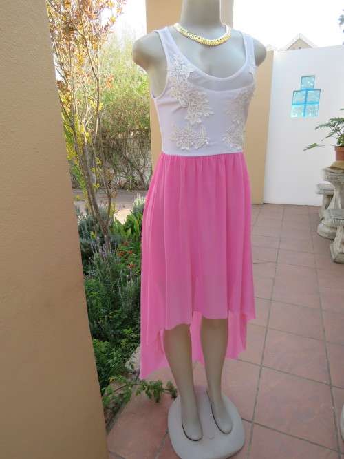 Special occasion dress in pink/white by 'POINT SEVEN FASHION' in size 32/8.As new.