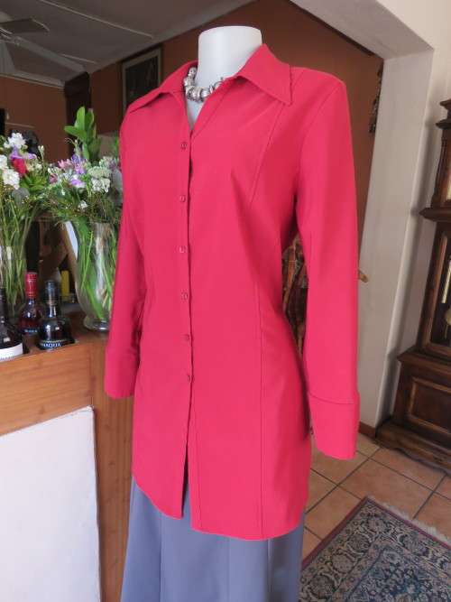 Elegant long dark red jacket by 'FOSCHINI' in 38/14.In polyester/rayon stretch fabric.Good cond.