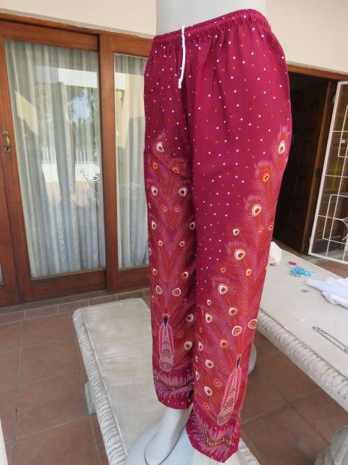 Fashion pants in maroon with dots and peacock feathers.Size 34-36.in 100% rayon.New.