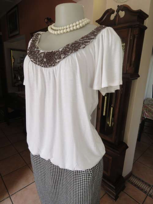 Fabulous white viscose stretch top by 'TRUWORTHS' in size 38/14.Pretty bell sleeves.Good cond.