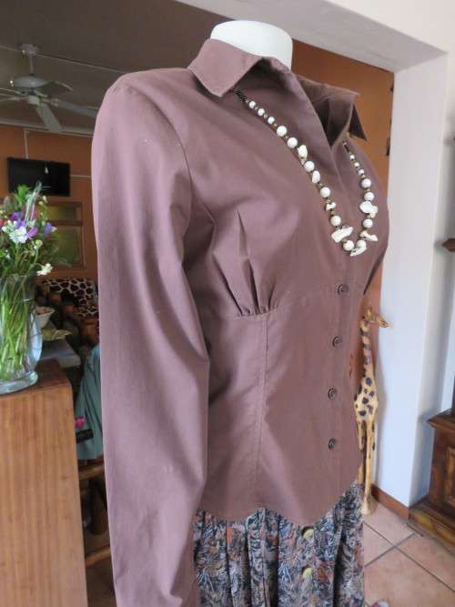 Choc brown long sleeve top with wide cuffs.Size 32/8 by `RT DENIM`.Gathering under bustline.As new.