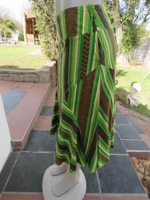 Cutting-edge kick-out fully lined skirt by `INWEAR` in size 34/10.In 100% cotton fabric.As new.