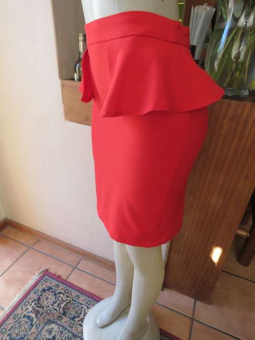 Sexy red knee length skirt with frill around waist sides.Pencil style.Size 32/8 by `RT`.New cond.