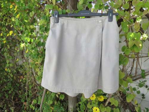Beige sport skorts by 'JONES NEW YORK'in size 32/8.In heavy cotton.Used but n good cond.
