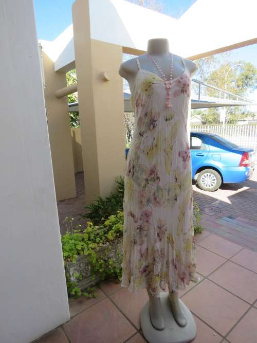 Best quality long 'QUEENSPARK' summer dress in size 40/16.In sheer crinkled polyester.New cond.