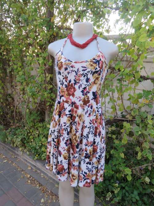 Summer is around the corner!!Cool strappy dress in rayon by 'REAL CLOTHING; in 34/10.Good cond.