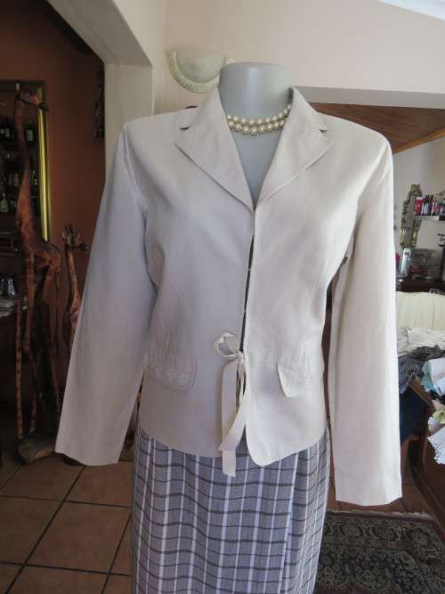 High class beige 100% linen jacket in peplum style. With embroidery. By Yessica size 37/13