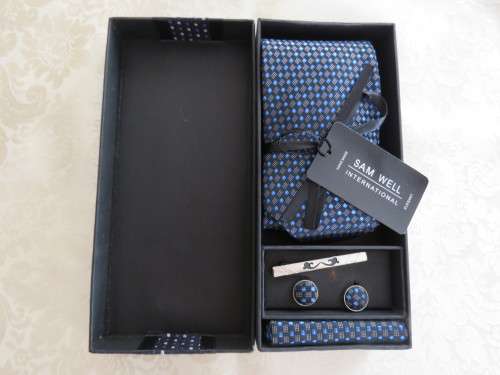 Fabulous 5 piece tie set in genuine silk by "Sam Well Int." Necktie, tieclip,cufflinks,hanky and box