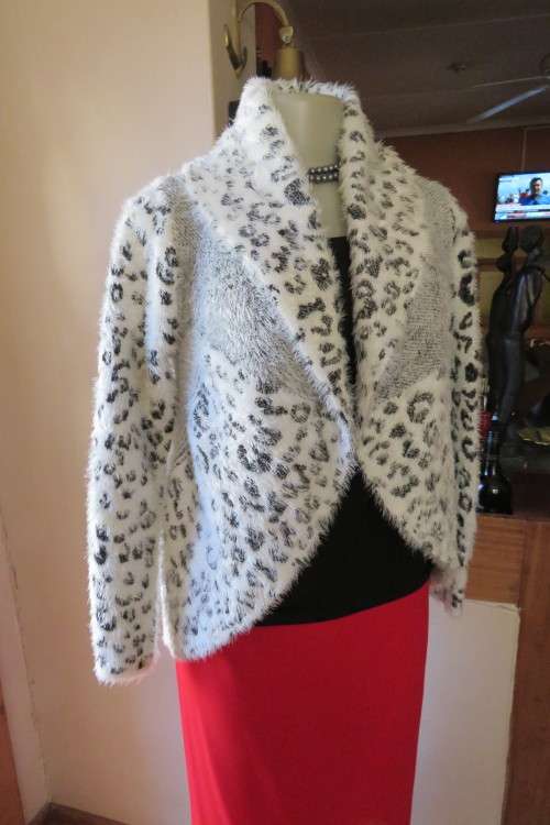 Cosy fluffy black and white animal print cardigan in size 34/10 with wide shawl collar.New cond.