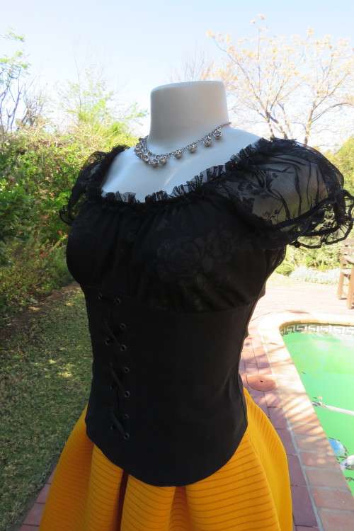 Sexy black styled cropped top by 'TRUWORTHS GLAMOUR' in size 36/12.Good condition.
