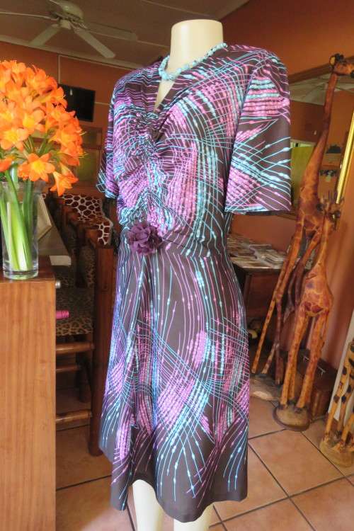 Black vintage short sleeve dress with lilac/turquoise graphic print in size 40/16.Good cond.