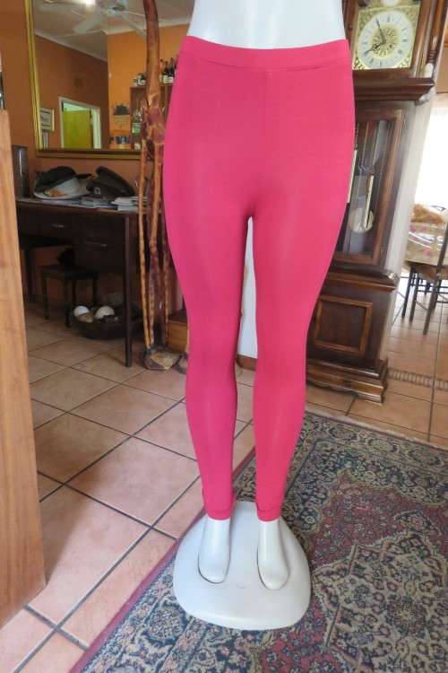 Dark red leggings in 100% stretch rayon.Size 32/8 by TEN AND CO with wide elastic waist.New.