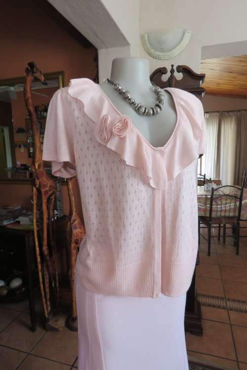 Pale pink 100% acrylic knit short sleeve open top by EXACT in size 48/24.Used condition.