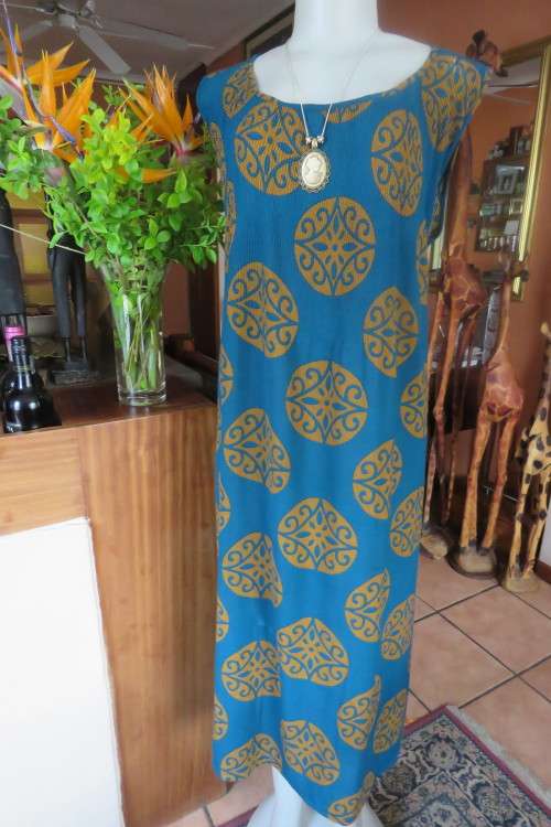 Dark jade colour loose hanging dress with gold colour circles.Size 50/26.New cond.