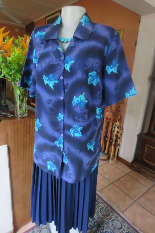 Short sleeve summer blouse in medley of blues with turquoise leaves.Size 40/16.Good cond.