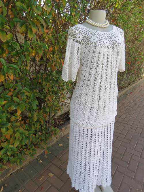 Crochet 2 piece set in off-white done in cotton yarn.Size 38/14 in A-line style.New cond.