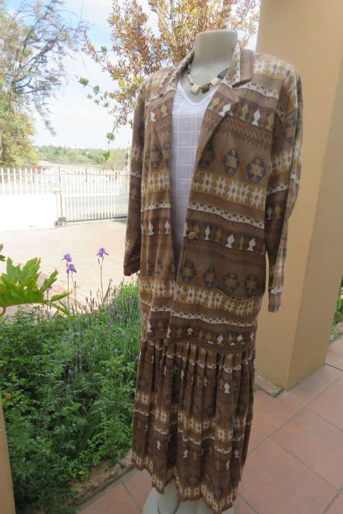 State of the art two piece vintage outfit by YAKIRA in size 36/12.In polyester/cotton fabric.As new.