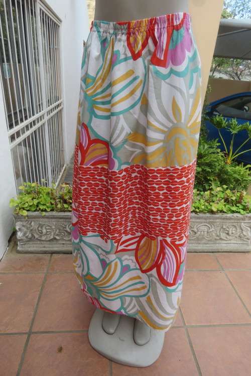 Ankle length polycotton skirt with elasticated waist.Size 40/16 with bold lilac flowers.Good cond.