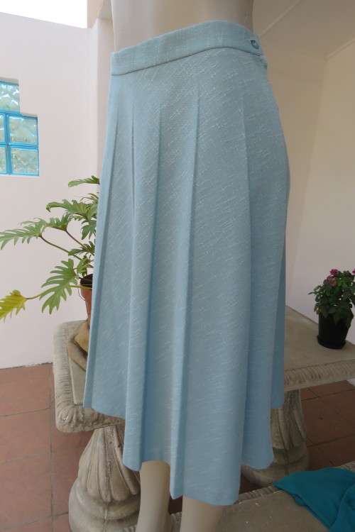 Elegant light turquoise skirt with pleats in A-line style.By PRINCESS in size 34/10.New cond.
