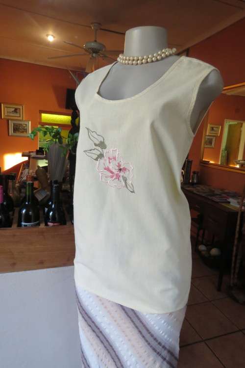 Embroidered sleeveless top in cream 100% cotton fabric.Size 34. As new
